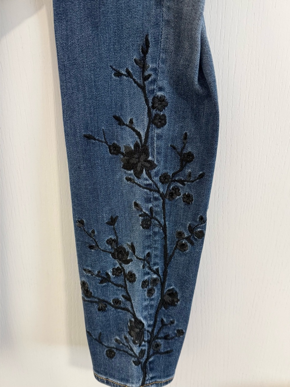 DRIFTWOOD Blue Cropped Jeans with Black Floral Embroidery w30 L 28 - Picture 5 of 8